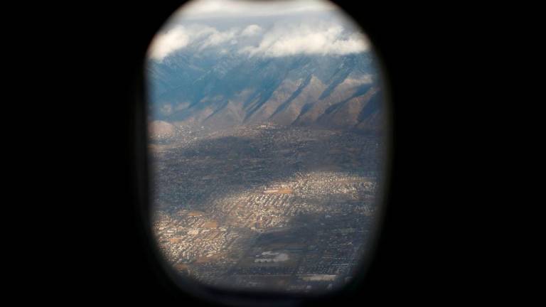 FOTO FAIL: Pemandangan dari tingkap penumpang dalam penerbangan Delta Airlines ketika ia mendarat di Salt Lake City, Utah, A.S., 10 Januari 2018. REUTERS/Mike Blake/Foto Fail