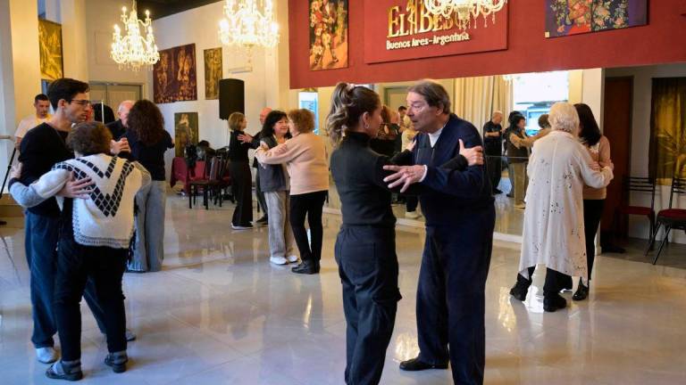 People suffering from Parkinson’s disease dance during a tango therapy session in Buenos Aires on August 26, 2025. Some 200 patients have attended the biannual tango workshops organized for the past 15 years by Buenos Aires’ Ramos Mejía public hospital, aimed at studying their impact on the progression of this incurable neurodegenerative disease and providing rehabilitation tools, neurologists in charge told AFP. (Photo by JUAN MABROMATA / AFP)