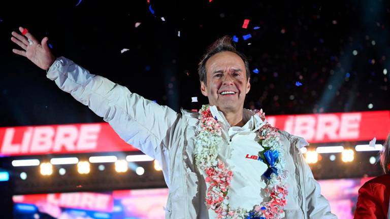 Former Bolivian president and presidential candidate for the “Alianza Libre” (Free Alliance) coalition, Jorge “Tuto” Quiroga Ramirez, greets supporters during his final campaign rally in La Paz on August 13, 2025. Bolivia will hold presidential election on August 17, 2025. - MARTIN BERNETTI / AFP