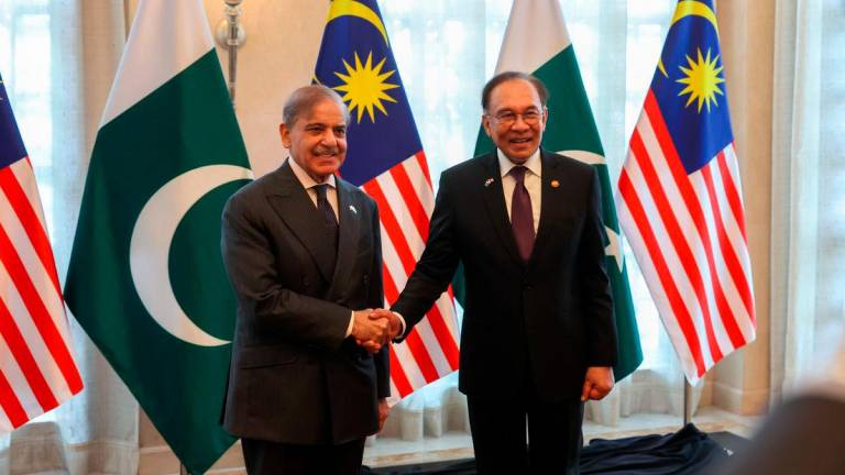 Perdana Menteri Datuk Seri Anwar Ibrahim (kanan) mengiringi Perdana Menteri Pakistan, Muhammad Shehbaz Sharif (kanan) pada majlis makan tengahari di Kompleks Seri Perdana, hari ini - fotoBERNAMA