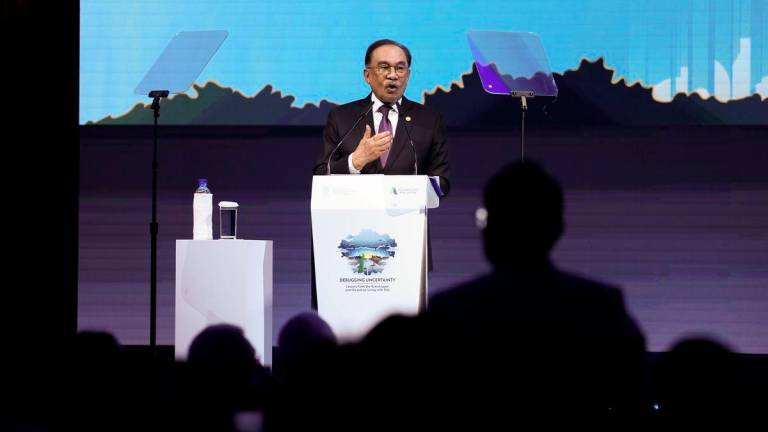 Perdana Menteri Datuk Seri Anwar Ibrahim menyampaikan ucapan pada Majlis Pembukaan Forum Megatrends Khazanah 2025 hari ini - fotoBERNAMA