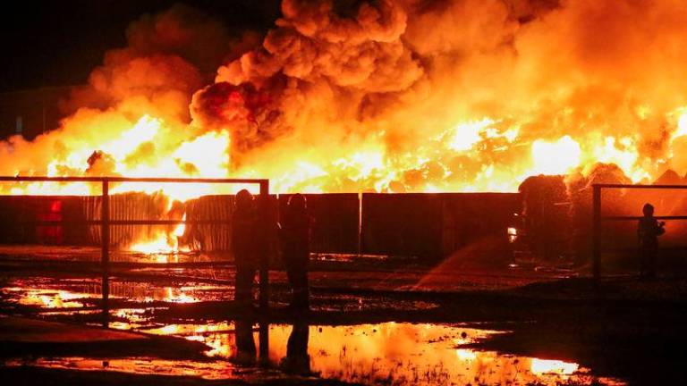 Keadaan kebakaran sebuah kilang kitar semula di Jalan Padang Tembak, Kawasan Perindustrian Pengkalan Chepa- fotoBERNAMA