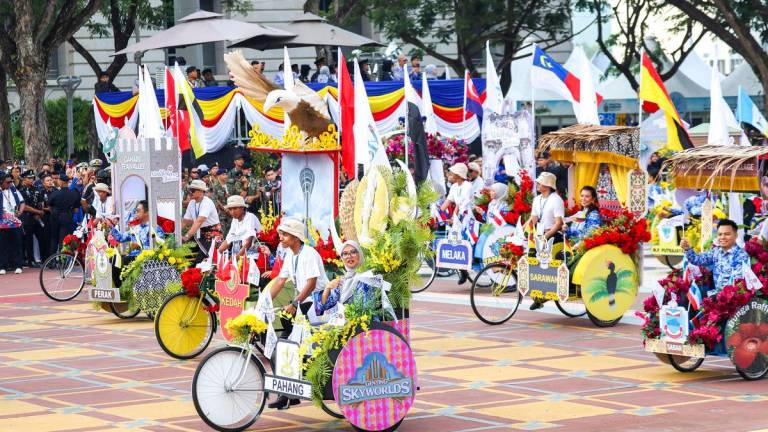 Kementerian Pelancongan, Seni dan Budaya (MOTAC) mengetuai Kontinjen Tahun Melawat Malaysia 2026 (VM2026) yang menampilkan beca berhias, persembahan flora dan fauna, busana etnik serta alat muzik tradisional seperti sape dan rebana ubi, simbol kesiapsiagaan negara menyambut kehadiran pelancong bersempena dengan VM2026 pada sambutan Hari Kebangsaan 2025 di Dataran Putrajaya hari ini - fotoBERNAMA