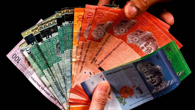 Ringgit dibuka tinggi berbanding dolar US pada Isnin, didorong oleh kejutan tarif yang dijangka memberi kesan negatif kepada ekonomi Amerika Syarikat (AS), kata seorang penganalisis. AMIRULSYAFIQ THESUN
