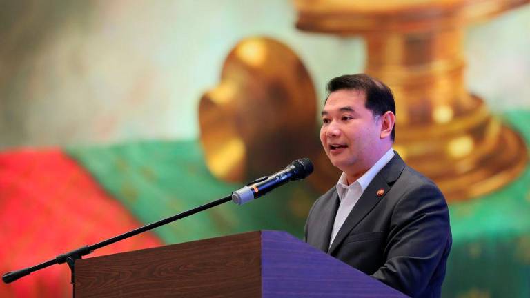 Menteri Ekonomi, Datuk Seri Rafizi Ramli menyampaikan ucapan perasmian JS-SEZ Partner Dialogue:Advancing Facilitation hari ini. - fotoBERNAMA