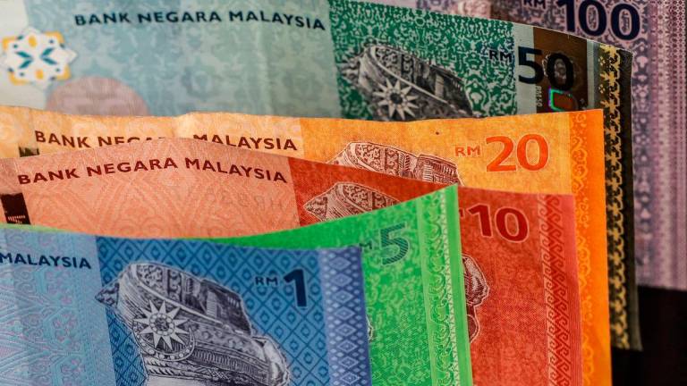 Ringgit dibuka tinggi berbanding dolar US pada Isnin, didorong oleh kejutan tarif yang dijangka memberi kesan negatif kepada ekonomi Amerika Syarikat (AS), kata seorang penganalisis - AMIRUL SYAFIQ/ THESUNFOTO