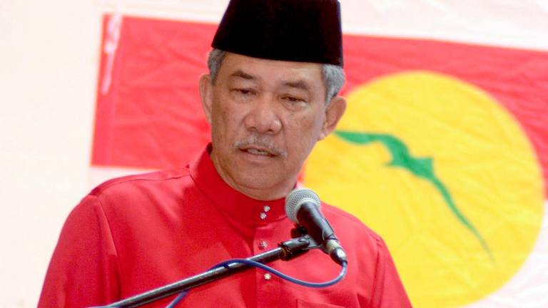 Timbalan Presiden Umno, Datuk Seri Mohamad Hasan berucap ketika merasmikan Mesyuarat Perwakilan Umno Bahagian Besut di Dewan Majlis Daerah Besut Gong Kemuntong hari ini. - fotoBERNAMA