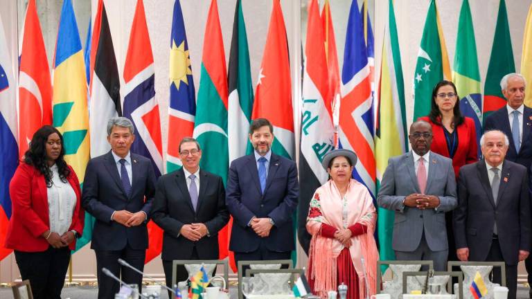Menteri Luar Negeri Datuk Seri Mohamad Hasan (kedua dari kiri) bergambar bersama dalam satu foto kumpulan semasa Mesyuarat Peringkat Menteri Kumpulan Hague mengenai Palestin, yang diadakan di sela-sela sesi ke-80 Perhimpunan Agung Pertubuhan Bangsa-Bangsa Bersatu (UNGA) di sini pada hari Jumaat- BERNAMA