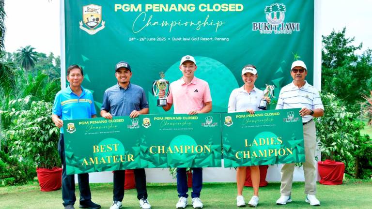 (From left to right) Mr Khor Kim Tong, General Manager of Bukit Jawi Golf Resort, Zia Iqmal, Best Amateur, Ben Leong, Champion, Genevieve Ling, Ladies Champion and En Nik Mustapha, General Manager of Professional Golf of Malaysia