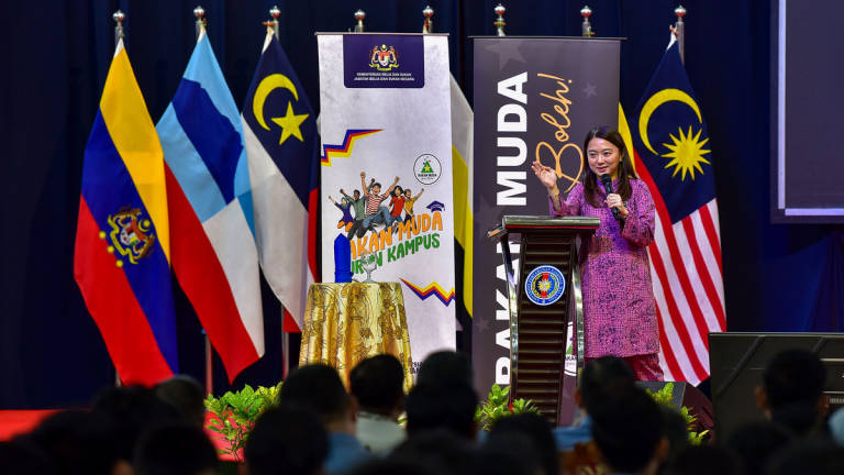 Minister of Youth and Sports, Hannah Yeoh (centre), delivering a sharing session at the sixth edition of the Rakan Muda Turun Kampus Programme for 2025 at Dewan Zulfaqar, National Defence University of Malaysia (UPNM), today. – BERNAMA