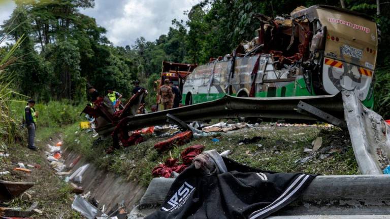Keadaan semasa di kawasan kejadian kemalangan yang meragut 15 nyawa penuntut Universiti Pendidikan Sultan Idris (UPSI) di KM53 Jalan Raya Timur-Barat (JRTB) dekat Gerik - BERNAMA