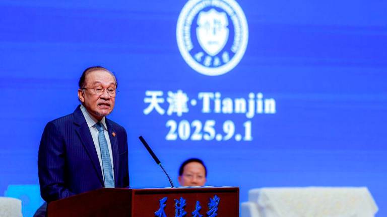 Perdana Menteri Datuk Seri Anwar Ibrahim menyampaikan syarahan umum di Universiti Tianjin, universiti moden tertua di China, hari ini- fotoBERNAMA