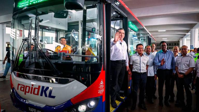 Menteri Pengangkutan, Anthony Loke (kiri), bersama Presiden dan Ketua Pegawai Eksekutif Kumpulan Prasarana Mohd Azharuddin Mat Sah (dua, kiri) pada program Pengenalan Bas Diesel Baharu Rapid KL dan Rapid Penang di Kompleks Rapid Bas Batu Caves, hari ini -BERNAMA