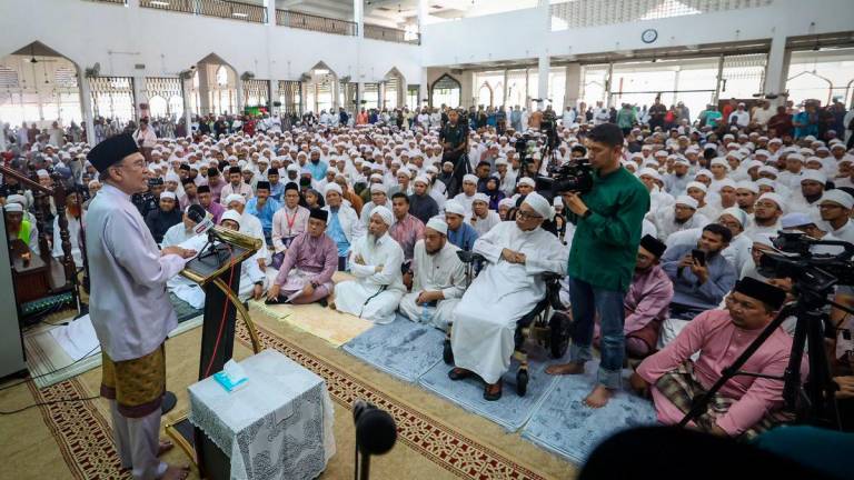 Perdana Menteri Datuk Seri Anwar Ibrahim menyampaikan tausiah selepas menunaikan solat Jumaat pada Program Temu Mesra Jabatan Mufti Wilayah Persekutuan di Masjid Jamek Bandar Baru Seri Petaling, hari ini. Turut hadir Menteri di Jabatan Perdana Menteri (Hal Ehwal Agama), Datuk Dr Mohd Naim Mokhtar -fotoBERNAMA