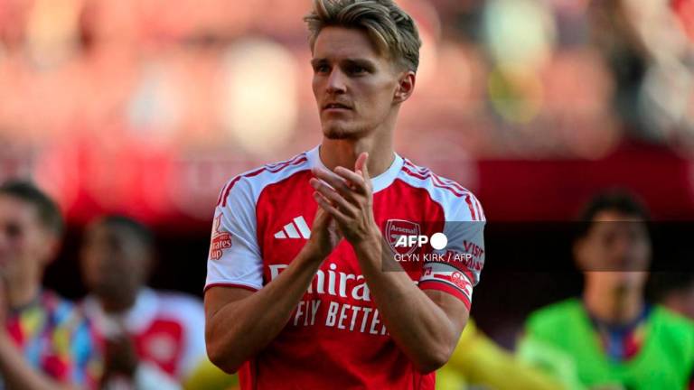 Arsenal's Norwegian midfielder #08 Martin Odegaard applauds the fans following the pre-season friendly football match between Arsenal and Athletic Bilbao at the Emirates Stadium in London on August 9, 2025. - AFPPIX