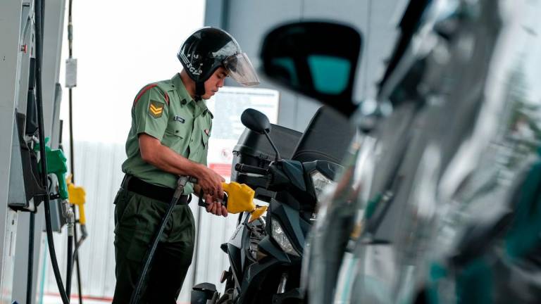 Anggota tentera Koperal Edward Isa Wilson mengisi minyak pada hari pelaksanaan inisiatif BUDI MADANI RON95 (BUDI95) bagi kumpulan pertama melibatkan warga Polis Diraja Malaysia (PDRM) dan Angkatan Tentera Malaysia (ATM) di salah sebuah stesen minyak di Senai hari ini -fotoBERNAMA