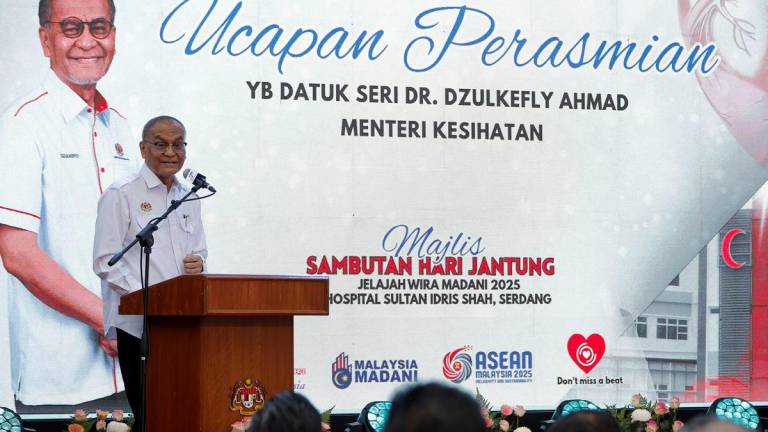 Menteri Kesihatan Datuk Seri Dr Dzulkefly Ahmad menyampaikan ucapan pada Majlis Sambutan Hari Jantung Jelajah Wira MADANI 2025 di Hospital Sultan Idris Shah (HSIS) hari ini. - fotoBERNAMA