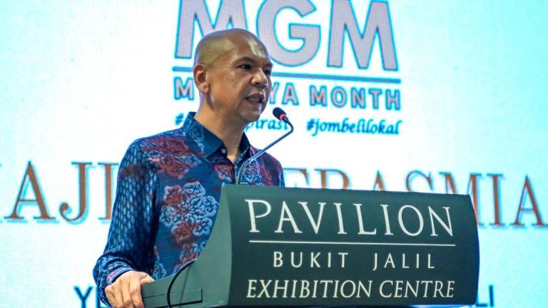 Menteri Perdagangan Dalam Negeri dan Kos Sara Hidup Datuk Armizan Mohd Ali berucap pada Pelancaran Kempen Beli Barangan Malaysia (KKBM) 2025 Bersama My Gaya Month (MBDA) di Pavillion Bukit Jalil hari ini - fotoBERNAMA