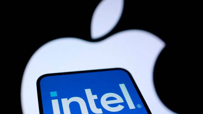 Intel and Apple logos are seen in this illustration taken September 24, 2025. REUTERS/Dado Ruvic/Illustration