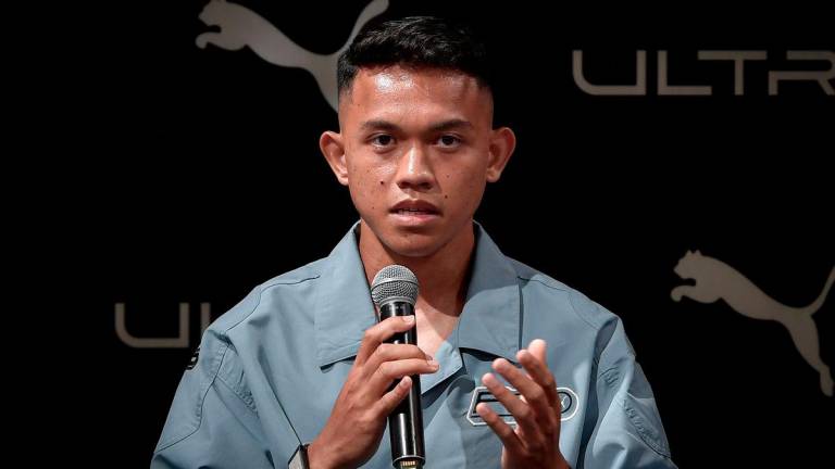 Pemain bola sepak negara, Arif Aiman Mohd Hanapi bercakap pada sidang media selepas Majlis Menandatangani Perjanjian Rasmi Duta Bola Sepak Terbaharu PUMA di PUMA Store Sunway Pyramid hari ini. - fotoBERNAMA