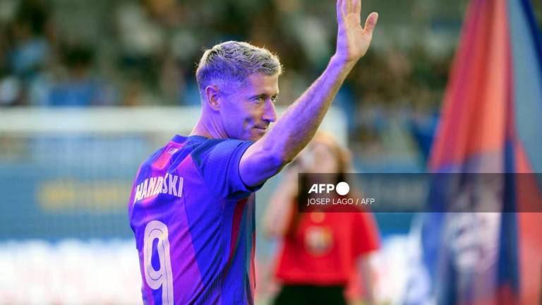 Barcelona's Polish forward #09 Robert Lewandowski waves before the 60th Joan Gamper Trophy football match between FC Barcelona and Como 1907 at Johan Cruyff Stadium in Barcelona on August 10, 2025. - AFPPIX