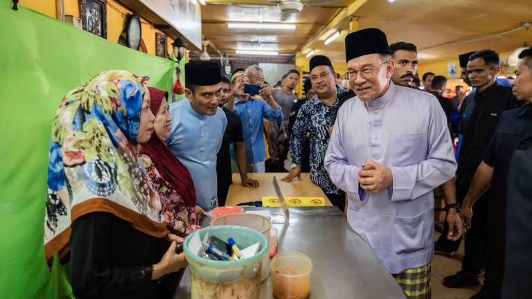 Perdana Menteri Datuk Seri Anwar Ibrahim meluangkan masa bertemu orang ramai ketika makan tengah hari di sebuah restoran di Taman Tenaga Cheras hari ini.fotoBERNAMA (2025)