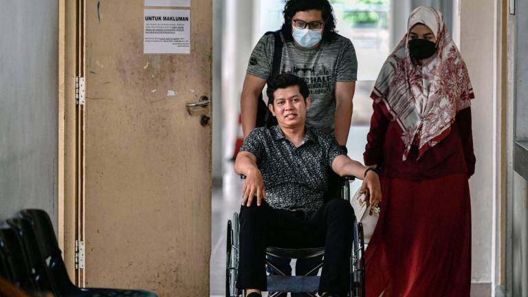 Ibu bapa Zayn Rayyan Abdul Matin, Ismanira Abdul Manaf (kanan) dan Zaim Ikhwan Zahari hadir di Mahkamah Sesyen pada April 8 - BERNAMA