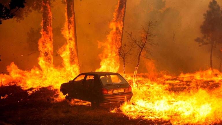 Gambar Hiasan Sahaja: Sebuah kereta terbakar dalam kebakaran hutan, di Meda, Portugal, 15 Ogos 2025. REUTERS/Pedro Nunes TPX IMAGES OF THE DAY