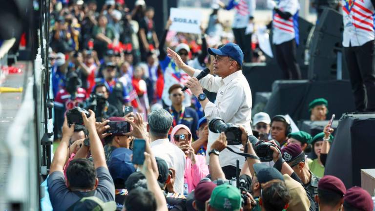 Perdana Menteri Datuk Seri Anwar Ibrahim menyampaikan ucapan tahniah kepada pasukan persembahan grafik manusia yang dijayakan oleh 2,000 pelajar dari 50 sekolah menengah di Wilayah Persekutuan dan Selangor pada sambutan Hari Kebangsaan 2025 di Dataran Putrajaya hari ini - fotoBERNAMA