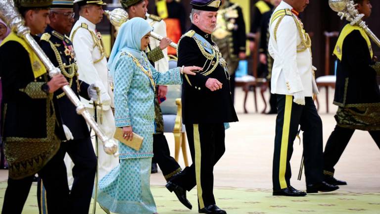 Yang di-Pertuan Agong Sultan Ibrahim bersama Raja Permaisuri Agong Raja Zarith Sofiah berangkat tiba pada Istiadat Menghadap dan Istiadat Pengurniaan Darjah Kebesaran, Bintang dan Pingat Persekutuan 2025 bersempena Ulang Tahun Hari Keputeraan Rasmi Yang di-Pertuan Agong Sultan Ibrahim di Istana Negara hari ini.- fotoBERNAMA