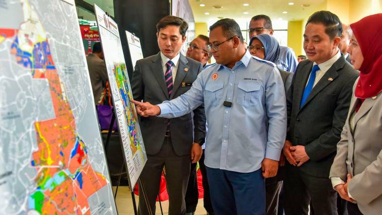 Menteri Besar Selangor, Datuk Seri Amirudin Shari (tengah) dan Timbalan Yang Dipertua Majlis Perbandaran Sepang, Muhamad Shah Osmin (kiri) melawat reruai pameran perancangan bandar Sepang pada Majlis Perasmian Program Publisiti Dan Penyertaan Awam Draf Rancangan Tempatan Majlis Perbandaran Sepang, Selangor 2035 (Penggantian) hari ini.