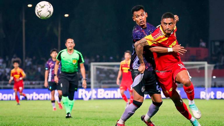 Pemain Selangor FC Willan Lira Sousa (kanan) diasak Pemain Terengganu FC Muhammad Safwan Mazlan pada perlawanan Liga Super Malaysia antara Pasukan Selangor FC menentang Terengganu FC di Stadium MBPJ semalam - fotoBERNAMA