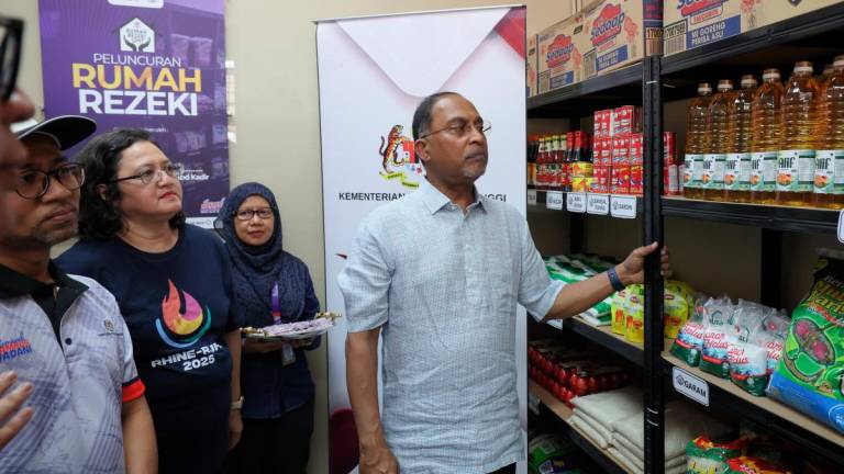 Menteri Pendidikan Tinggi Datuk Seri Dr Zambry Abd Kadir (kanan) melihat barangan keperluan harian untuk penuntut B40 di Rumah Rezeki menerusi Program Semarak Kampus MADANI di Universiti Malaysia Terengganu (UMT) hari ini- BERNAMA