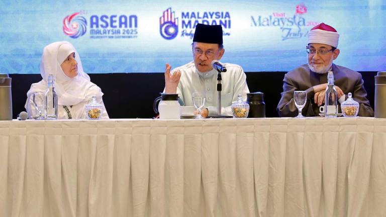 Perdana Menteri Datuk Seri Anwar Ibrahim berucap pada Majlis Ilmu MADANI di Kompleks Seri Perdana, semalam - BERNAMA
