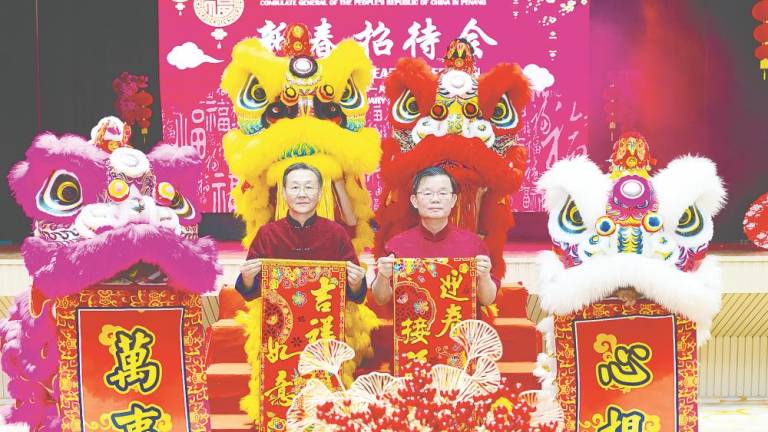 Zhou (left) and Chow at the reception. – Courtesy pic by Consulate-General of China