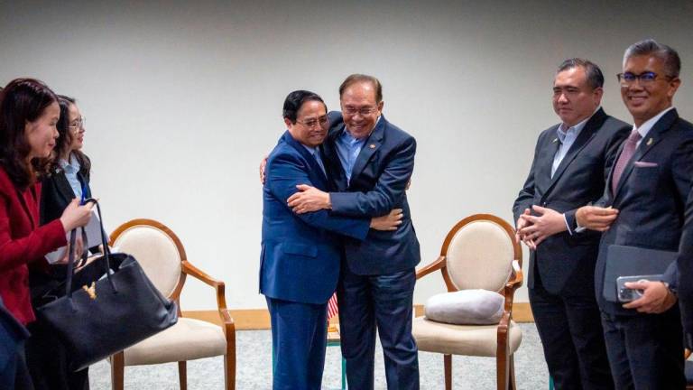 AKRAB... Perdana Menteri Datuk Seri Anwar Ibrahim berpelukan dengan Perdana Menteri Vietnam Pham Minh Chinh ketika menerima kunjungan hormat semalam - BERNAMA