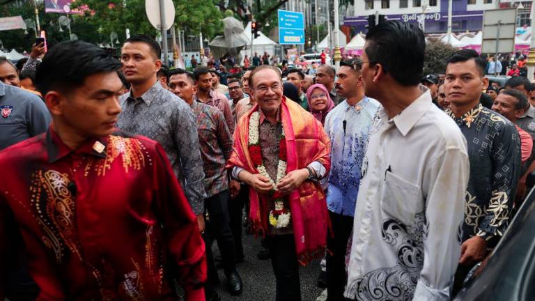 Perdana Menteri, Datuk Seri Anwar Ibrahim, melakukan tinjauan persiapan sempena perayaan Deepavali di Jalan Little India, Brickfields, hari ini. - fotoBERNAMA
