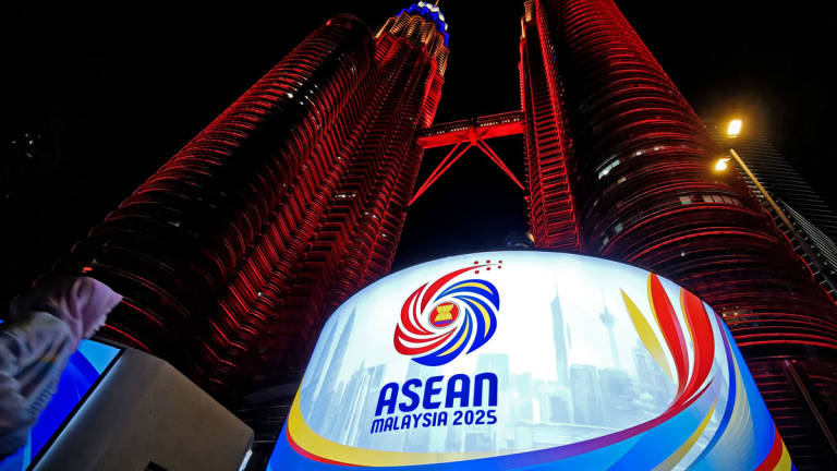 Skrin LED memaparkan logo ASEAN dengan latar belakang pancaran cahaya bendera bertemakan warna ASEAN pada Menara Berkembar PETRONAS, sempena Mesyuarat Menteri-Menteri Luar ASEAN (AMM) ke-58 dan mesyuarat berkaitan dari 8 hingga 11 Julai di Pusat Konvensyen Kuala Lumpur (KLCC). - BERNAMA