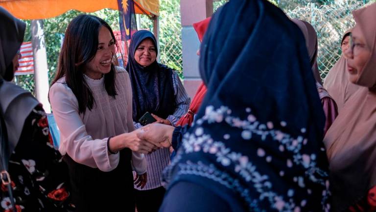 Timbalan Menteri Komunikasi Teo Nie Ching (dua, kiri) bersalaman dengan penduduk Kampung Sungai Sayong 1 ketika hadir untuk menyampaikan bantuan kepada pengurusan Surau Nurul Haq, Kampung Sungai Sayong 1, hari ini, susulan insiden van jenazah milik surau itu yang dicuri dan remuk teruk akibat kemalangan Khamis lepas -fotoBERNAMA