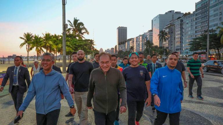 Perdana Menteri Datuk Seri Anwar Ibrahim diiringi Menteri Pelaburan, Perdagangan dan Industri Tengku Datuk Seri Zafrul Abdul Aziz melakukan aktivit riadah kira-kira 30 minit di Pantai Copacabana, hari ini BERNAMA