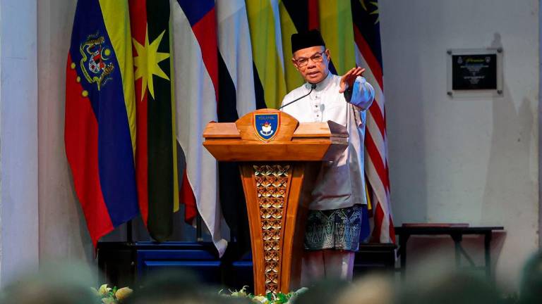 Menteri Dalam Negeri Datuk Seri Saifuddin Nasution Ismail menyampaikan ucapan semasa Majlis Serah Terima Tugas daripada bekas Ketua Polis Negara (KPN) Tan Sri Razarudin Husain kepada KPN baharu Datuk Seri Mohd Khalid Ismail di Pusat Latihan Polis (PULAPOL) Kuala Lumpur hari ini - BERNAMA