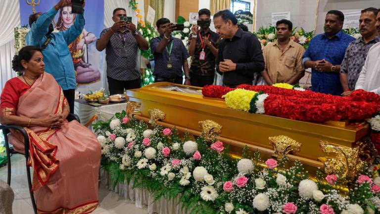Presiden MIC Tan Sri Dr SA Vigneswaran hadir bagi memberikan penghormatan terakhir kepada bekas Menteri Sumber Asli dan Alam Sekitar mendiang Datuk Seri G. Palanivel di kediamannya di Jalan Bangkung Bangsar hari ini. fotoBERNAMA