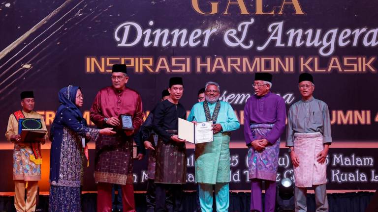 Timbalan Menteri Belia dan Sukan Adam Adli Abdul Halim menyampaikan Anugerah Usahawan Tunas Wira Dagang kepada A. Prakas Rao pada Majlis Gala Dinner dan Anugerah Inspirasi Harmoni Klasik 2025 di Pusat Dagangan Dunia Kuala Lumpur semalam - BERNAMA
