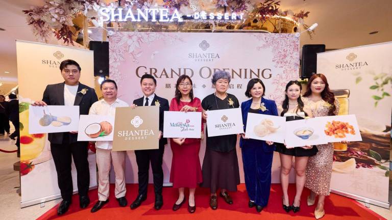 From left to right: Franchise Advisor George Tan; Datuk Seri Leow Fong Kam; Managing Director of SHANTEA Dessert Nevinn Leow; Seputeh Member of Parliament Teresa Kok; Chief Executive Officer of Mid Valley City Rennie Lee; Datin Seri Datuk Macinndhia Teh Kim Hong; Director of SHANTEA Dessert Sonia Leow; and Mandisa Tan.