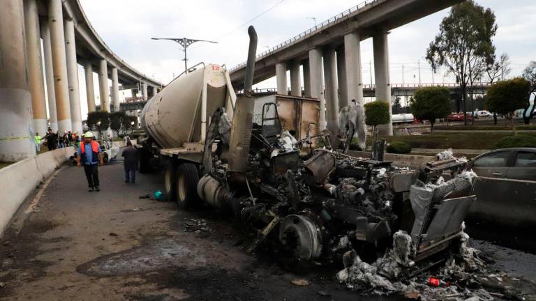 Seorang lelaki berjalan di sebelah rangka hangus sebuah treler, salah satu daripada kenderaan yang rosak dalam letupan tangki gas di Avenida Ignacio Zaragoza, di mana beberapa individu mengalami kecederaan melecur selepas tangki tersebut terbalik, di Mexico City, Mexico, 10 September 2025. REUTERS/Quetzalli Blanco
