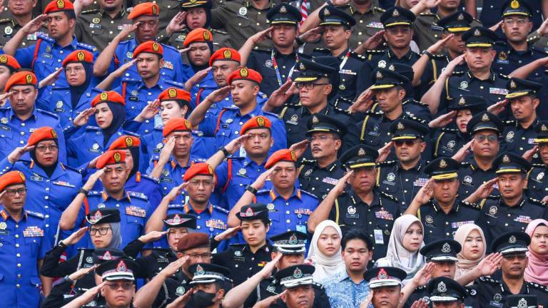 Barisan pegawai kanan anggota beruniform yang hadir pada sambutan Hari Kebangsaan 2025 di Dataran Putrajaya hari ini - fotoBERNAMA