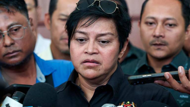 Menteri di Jabatan Perdana Menteri (Undang-undang dan Reformasi Institusi), Datuk Seri Azalina Othman Said ketika ditemui pemberita selepas hadir pada Majlis Penyerahan Projek Mahkamah Pengerang Johor di Mahkamah Pengerang Johor hari ini. - fotoBERNAMA