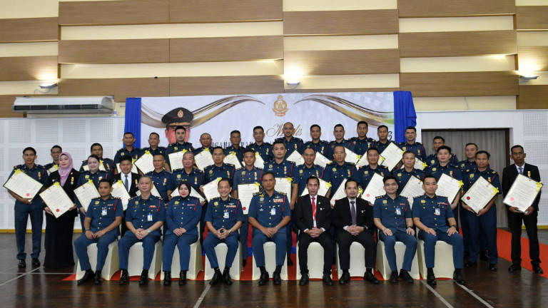 Director-General of the Malaysian Fire and Rescue Department (JBPM), Datuk Nor Hisham Mohammad, poses for a commemorative photo with JBPM officers and personnel at the 2025 Sarawak Fire Service Medal Award Ceremony at Wisma Wanita, Petra Jaya, today. – BERNAMA