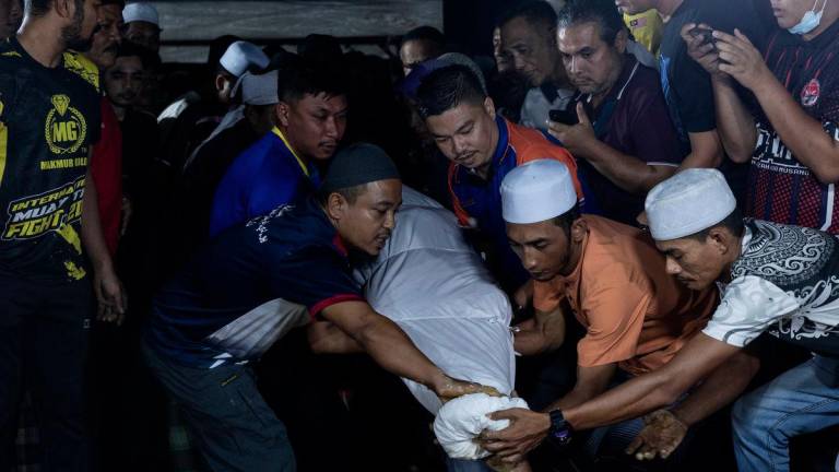 Jenazah empat sekeluarga yang terbabit dalam kemalangan di Felda Chiku 1 dikebumikan dalam satu liang lahad Tanah Perkuburan Islam Mukim Kubang Bembam - fotoBERNAMA