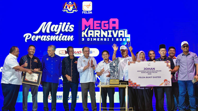 Prime Minister Datuk Seri Anwar Ibrahim (fifth from left) presents the FELDA 2025 Excellence Award to FELDA Bukit Easter at the Launch Ceremony of the 2025 3D Mega Carnival held at the Malaysia International Trade and Exhibition Centre (MITEC) today. Also present were Deputy Prime Minister Datuk Seri Dr Ahmad Zahid Hamidi (third from left) and FELDA Chairman Datuk Seri Ahmad Shabery Cheek (fourth from left). – BERNAMA